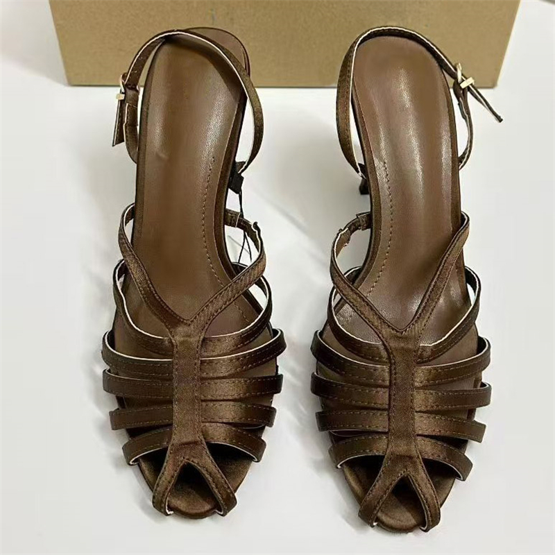 Street Fashion Rome - Street-Style Peeptoe-Sandalen mit Schmalen Riemen und