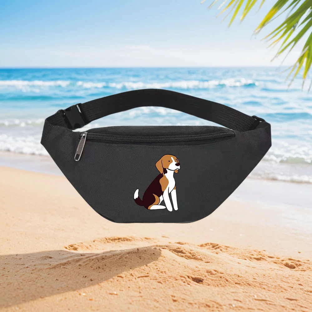 Street Fashion Pose - Entzückender Beagle-Hund, sitzende Pose, Taillenrucksack, Umhängetasche,